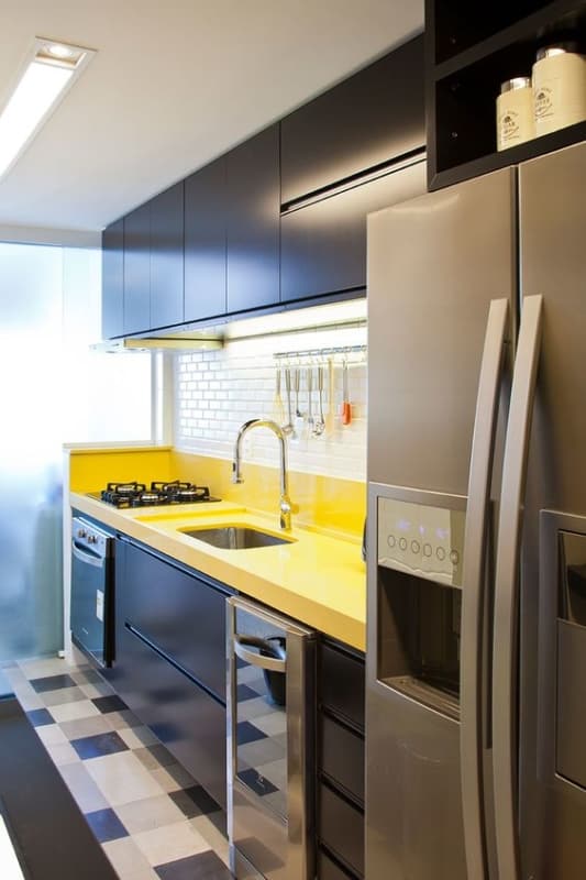 cozinha com bancada amarela e armários pretos
