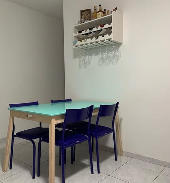 sala de jantar com bar de parede branco