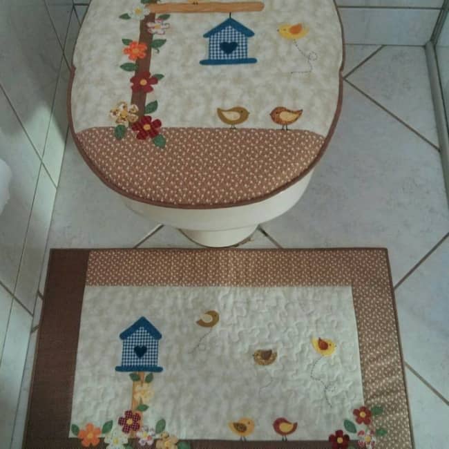 banheiro decorado com peças em patchwork