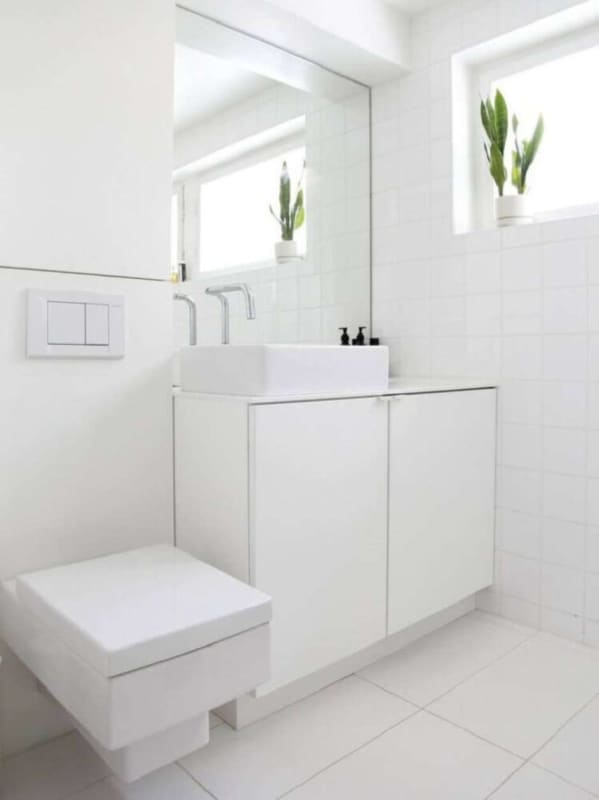 Banheiros pequenos ficam ótimos com paredes brancas