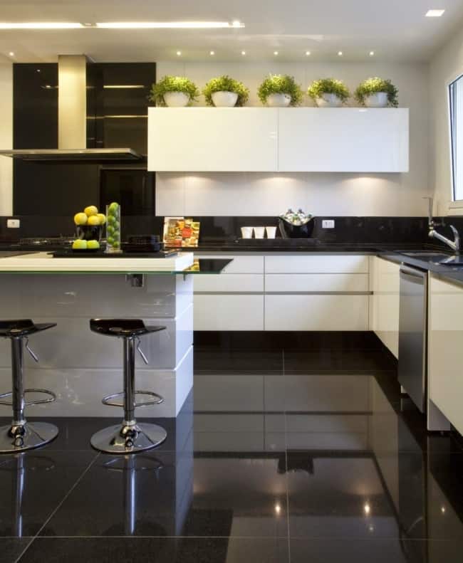 Cozinha com decoração preto e branco