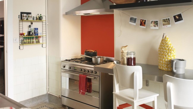 Paredes brancas ajudam a ampliar espaço da cozinha
