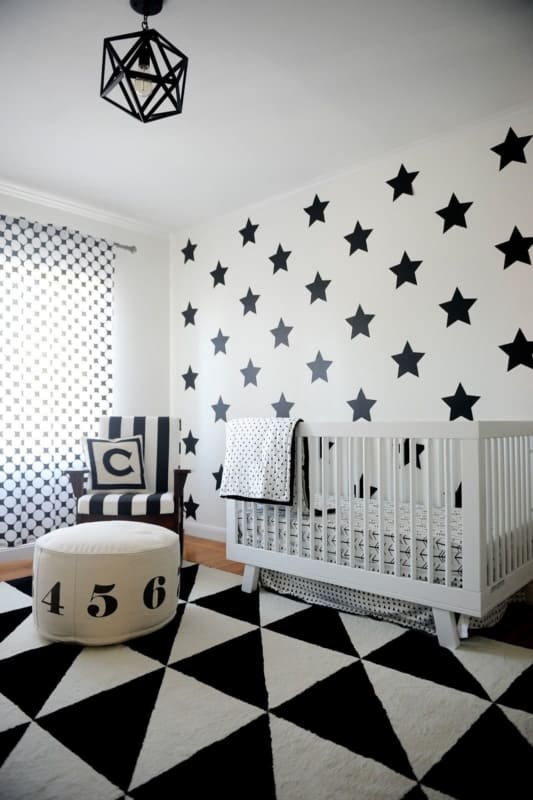 Quarto de bebê com parede criativa com estrelas pretas