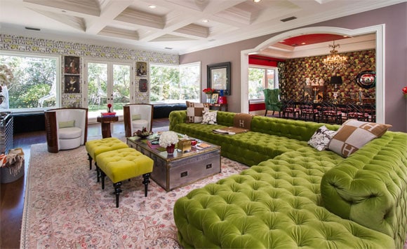 Sofá colorido em mansão de luxo