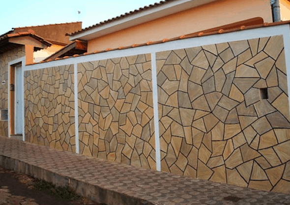 muro grande com cerâmica
