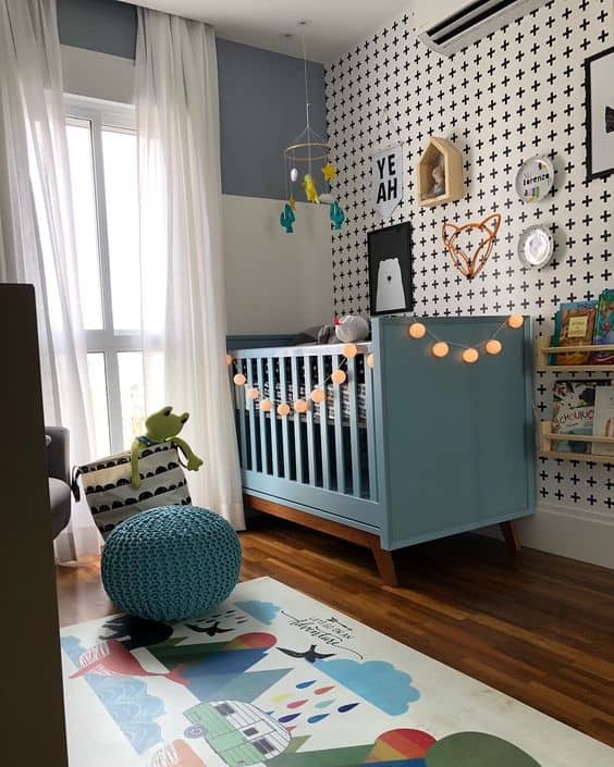 quarto de bebê com berço azul claro