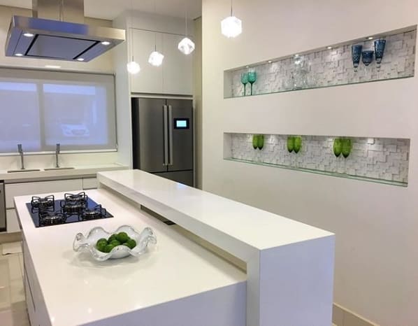 cozinha moderna com balcão de silestone branco