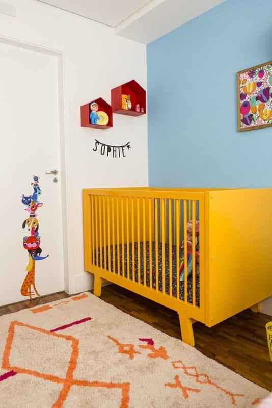 quarto de bebê com berço amarelo