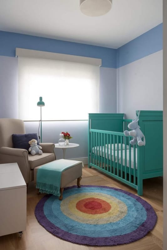 quarto de bebê com berço colorido