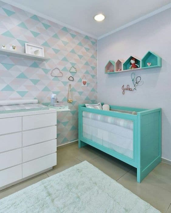 quarto de bebê com berço turquesa