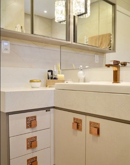 banheiro com bancada em silestone stellar branco e torneira rosé gold