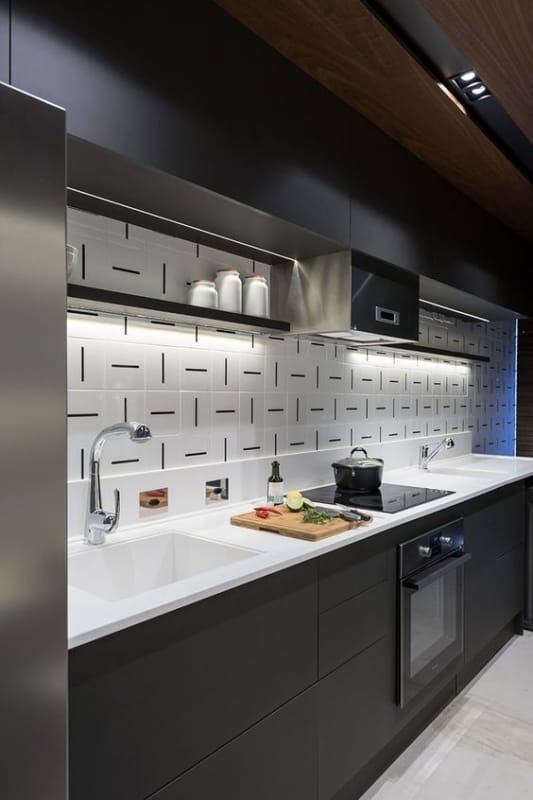 cozinha moderna com armários pretos