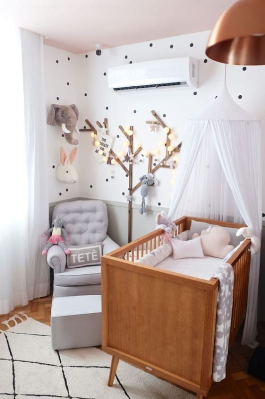 quarto de bebê com berço de madeira