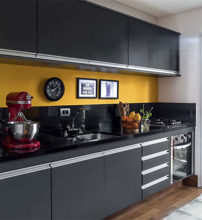 decoração de cozinha preta e amarela
