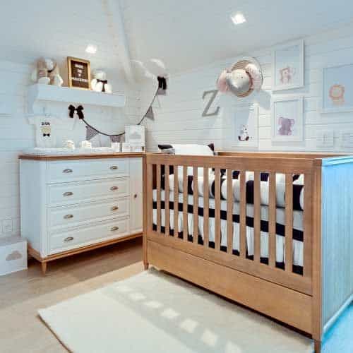 quarto de bebê com bercinho de madeira
