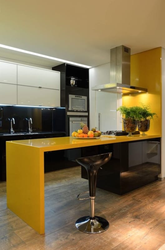 cozinha preta com balcão amarelo