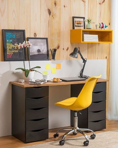 home office com cadeira amarela de rodízios