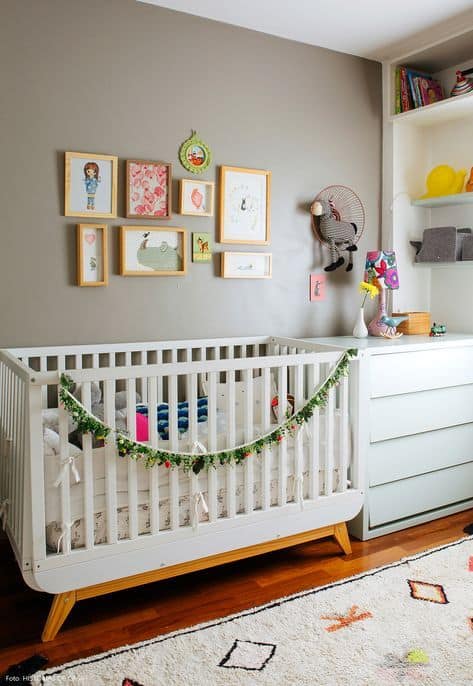 quarto de bebê com berço branco