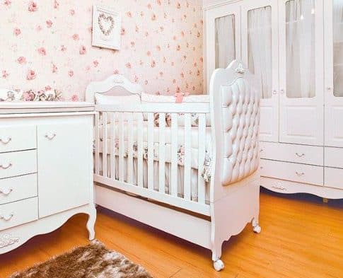 quarto de bebê com berço provençal branco