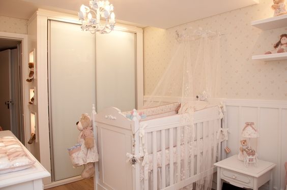 quarto de bebê com berço branco provençal