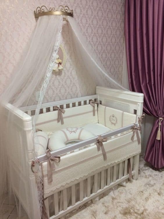 quarto de bebê com berço branco