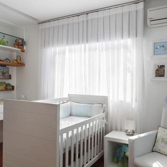 quarto de bebê com berço branco