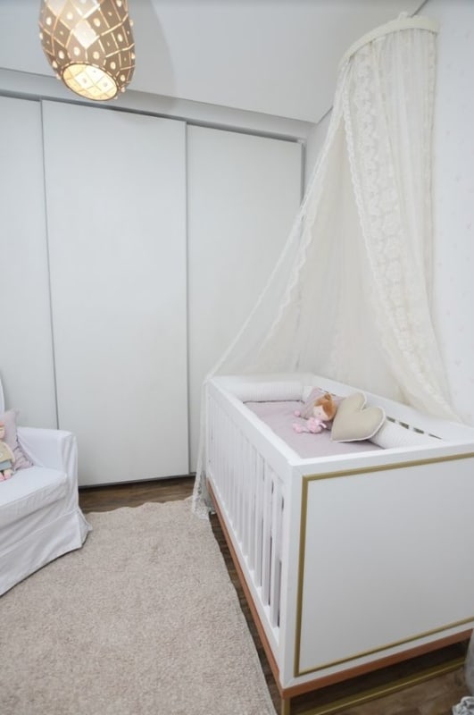 quarto de bebê com móveis brancos e berço americano