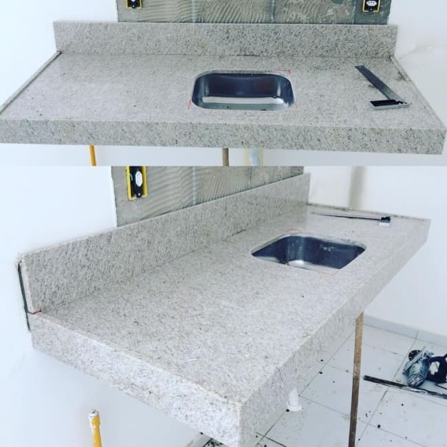 Instalação de pia com granito branco siena