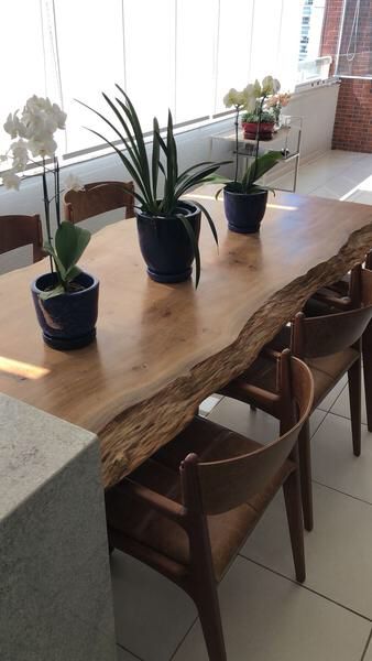 Mais um dos modelos de mesa de jantar rústica de madeira de Pequiá com bordas orgânicas