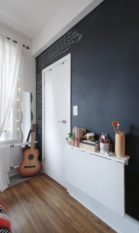 Mesa dobrável de parede de madeira em quarto