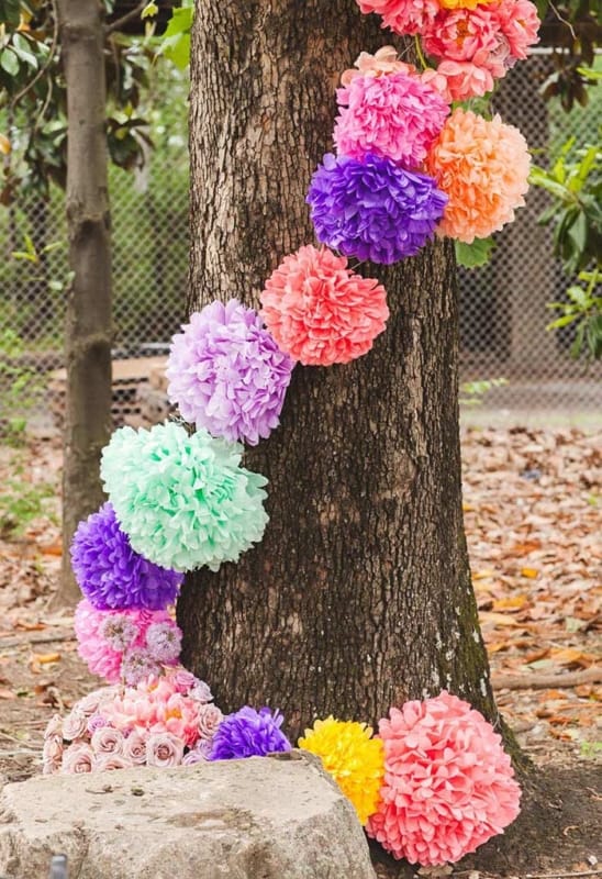 Pompom de papel crepom em árvores