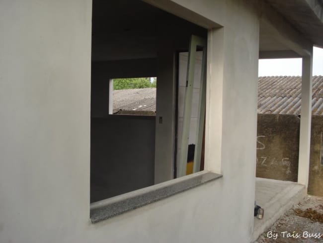 Soleiras de granito na janela lado exterior na fase da construção
