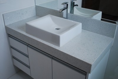 granito branco Itaúnas em banheiro moderno