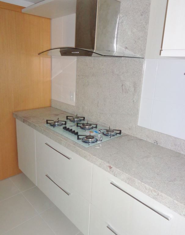 granito branco Itaúnas em cozinha moderna