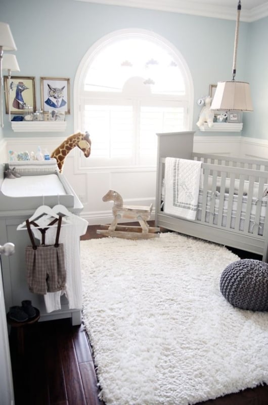 quarto de bebê safari azul discreto