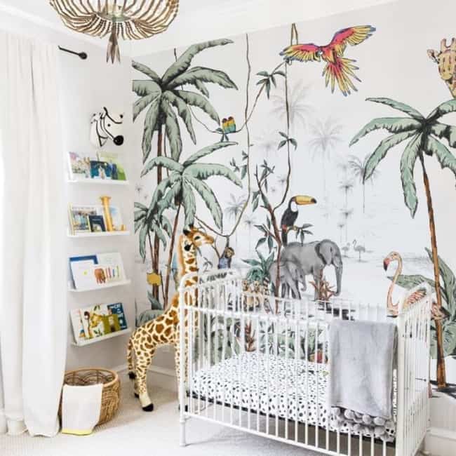quarto de bebê safari com papel de parede tematico