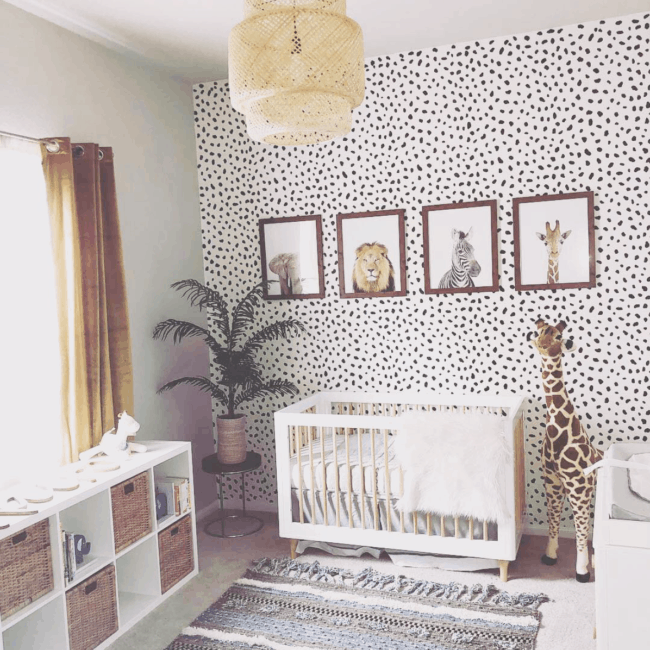 quarto de bebê safari com papel de parede