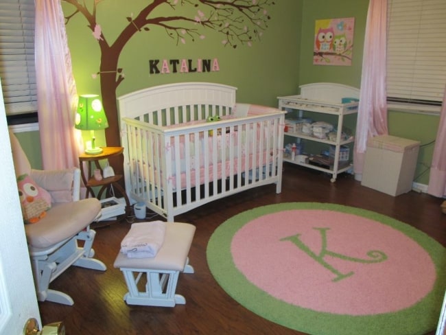quarto de bebê safari verde e rosa