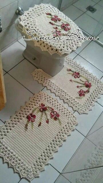 10 tapete de banheiro em barbante com aplicação de flores de crochê