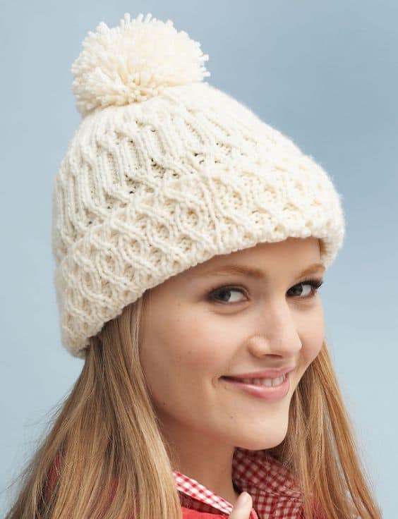 touca de inverno bege com pompom de lã