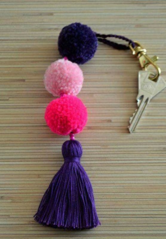 chaveiro colorido com pompons de lã