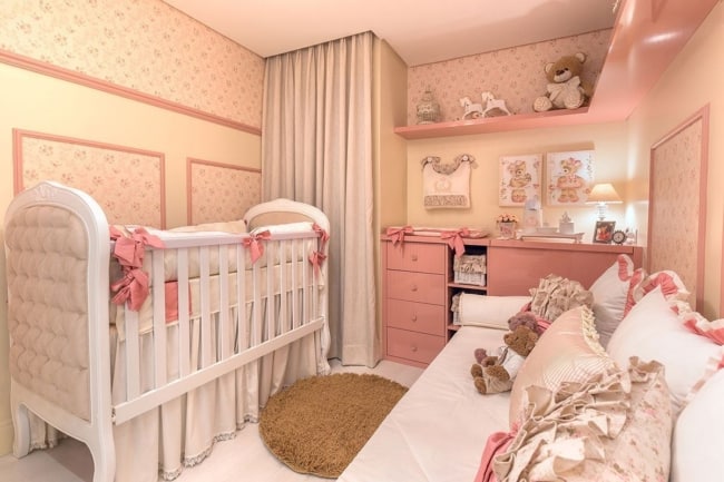 quarto de bebê pequeno decorado e bege e rosa
