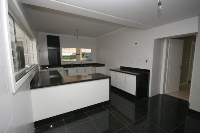 cozinha com piso de granito verde Ubatuba