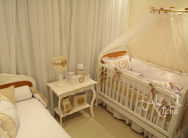 decoração de quarto de bebê neutro com parede creme