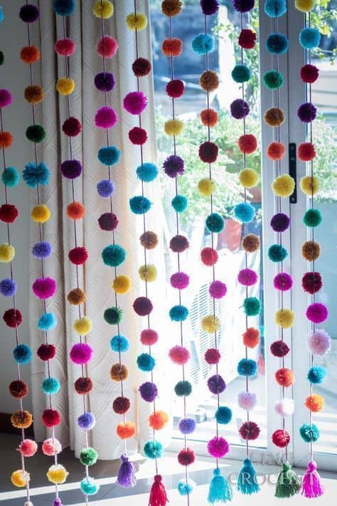 cortina colorida de pompons