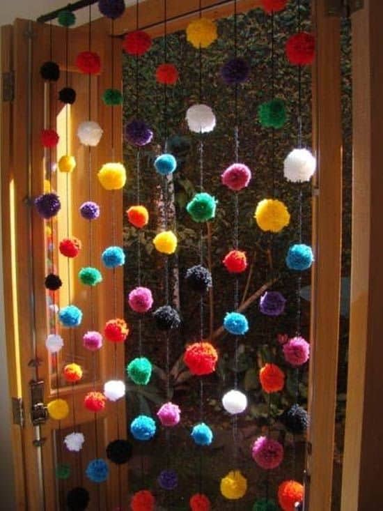 cortina de pompons de lã coloridos