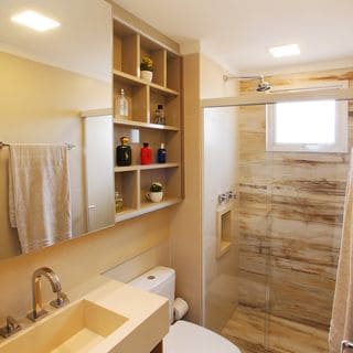 banheiro pequeno e neutro com decoração na cor creme