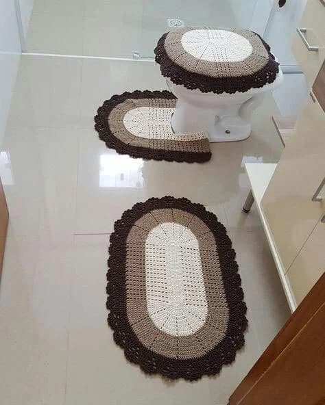 jogo de tapete de crochê marrom para banheiro
