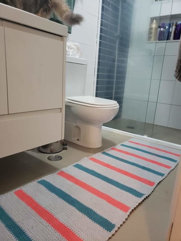 tapete retangular de listras em crochê para banheiro