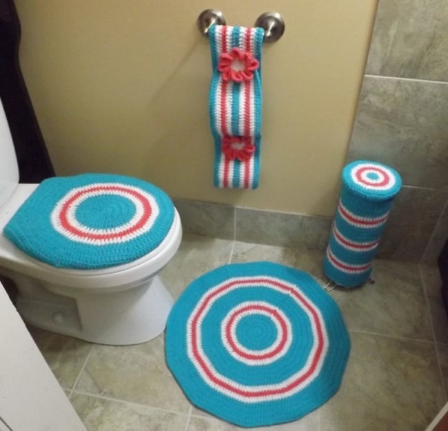 conjunto de banheiro com tapete redondo de crochê